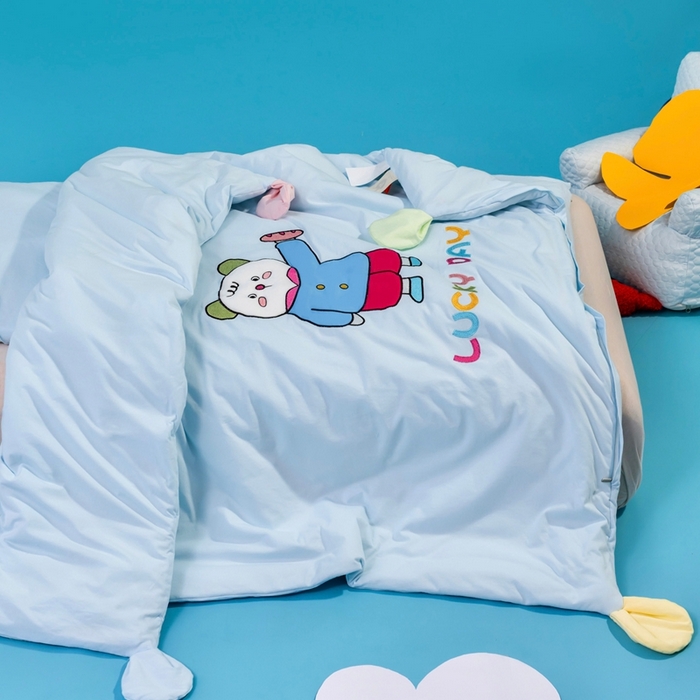 91家纺网 家纺一手货源 找家纺 喜多兔儿童家纺 2025新款小梦幻纯棉针织棉紧密纺绣花幼儿园被子三件套 蓝色梦幻小熊