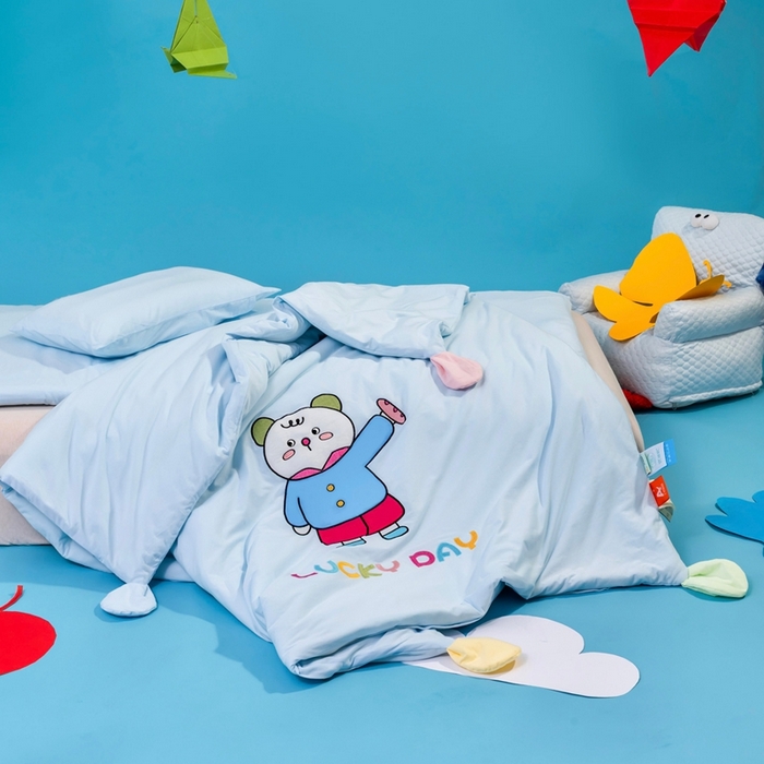 91家纺网 家纺一手货源 找家纺 喜多兔儿童家纺 2025新款小梦幻纯棉针织棉紧密纺绣花幼儿园被子三件套 蓝色梦幻小熊