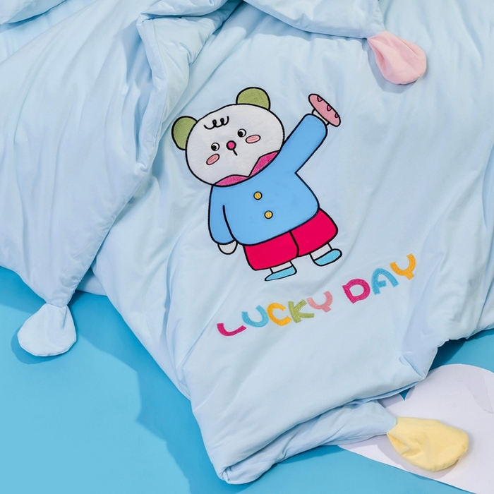 91家纺网 家纺一手货源 找家纺 喜多兔儿童家纺 2025新款小梦幻纯棉针织棉紧密纺绣花幼儿园被子三件套 蓝色梦幻小熊