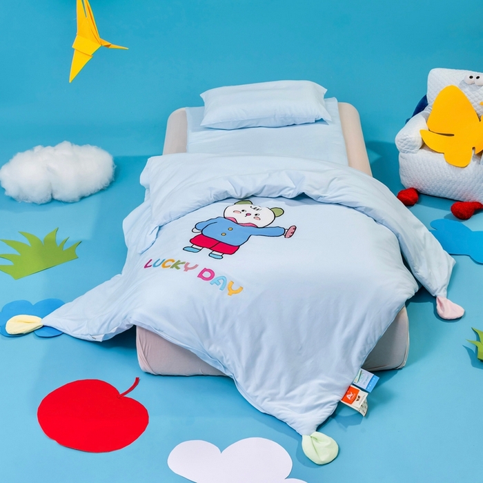 91家纺网 家纺一手货源 找家纺 喜多兔儿童家纺 2025新款小梦幻纯棉针织棉紧密纺绣花幼儿园被子三件套 蓝色梦幻小熊