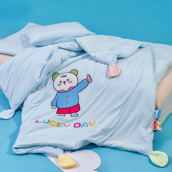 91家纺网 家纺一手货源 找家纺 喜多兔儿童家纺 2025新款小梦幻纯棉针织棉紧密纺绣花幼儿园被子三件套 蓝色梦幻小熊