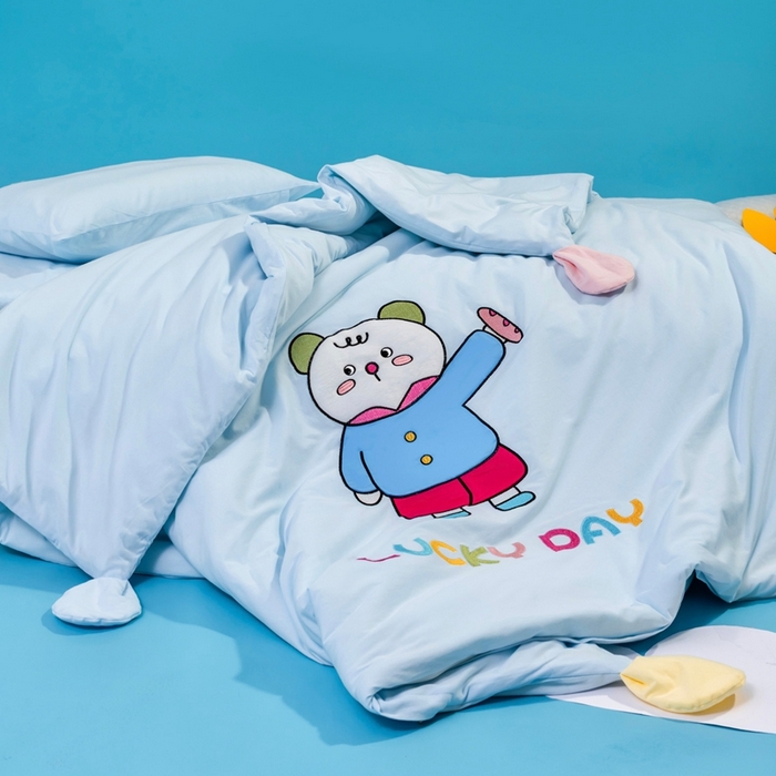 91家纺网 家纺一手货源 找家纺 喜多兔儿童家纺 2025新款小梦幻纯棉针织棉紧密纺绣花幼儿园被子三件套 蓝色梦幻小熊