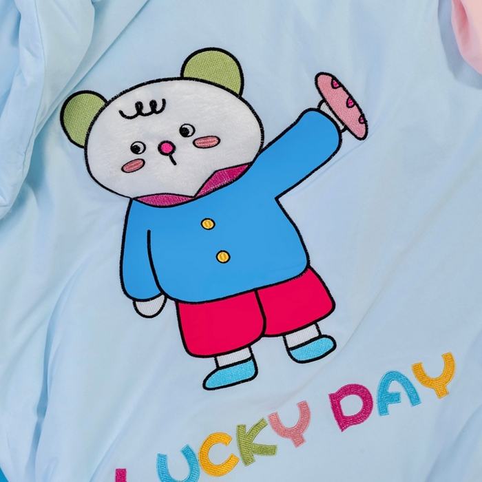 91家纺网 家纺一手货源 找家纺 喜多兔儿童家纺 2025新款小梦幻纯棉针织棉紧密纺绣花幼儿园被子三件套 蓝色梦幻小熊