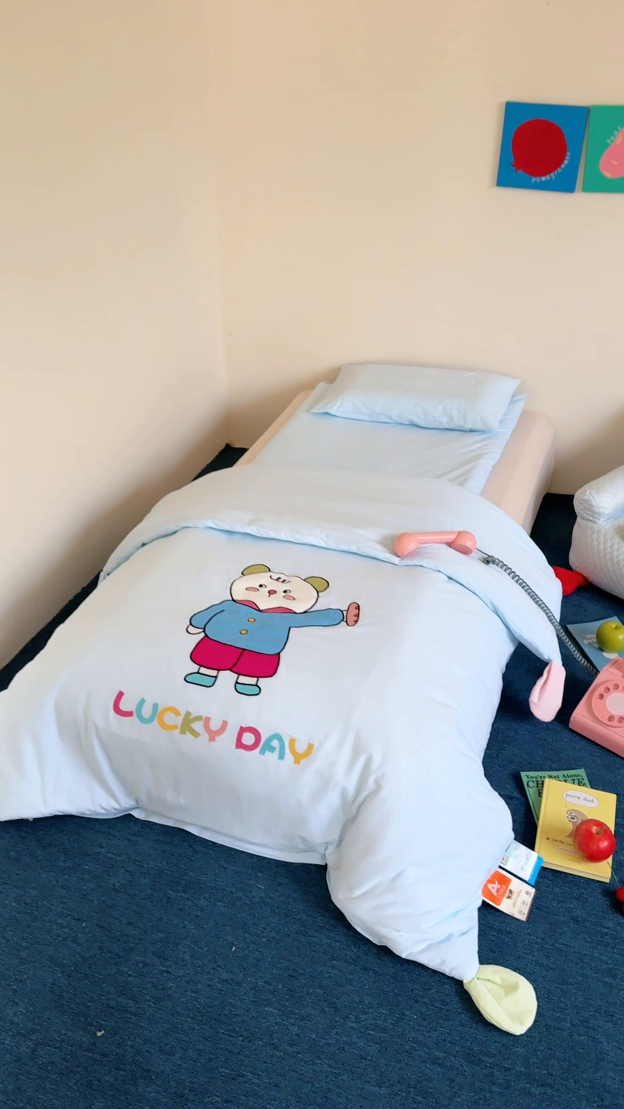 91家纺网 家纺一手货源 找家纺 喜多兔儿童家纺 2025新款小梦幻纯棉针织棉紧密纺绣花幼儿园被子三件套 蓝色梦幻小熊