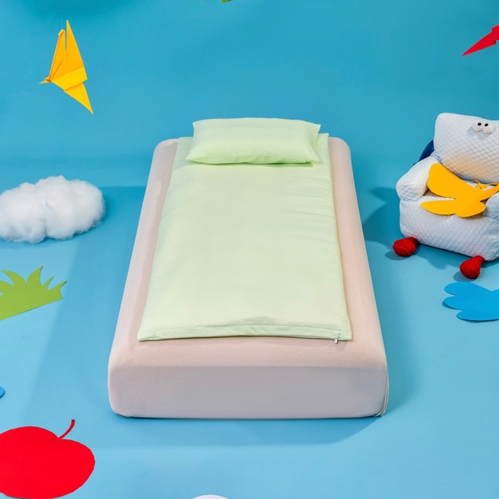 91家纺网 家纺一手货源 找家纺 喜多兔儿童家纺 2025新款小梦幻纯棉针织棉紧密纺绣花幼儿园被子三件套 绿色梦幻魔法小猫咪