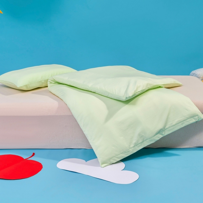 91家纺网 家纺一手货源 找家纺 喜多兔儿童家纺 2025新款小梦幻纯棉针织棉紧密纺绣花幼儿园被子三件套 绿色梦幻魔法小猫咪