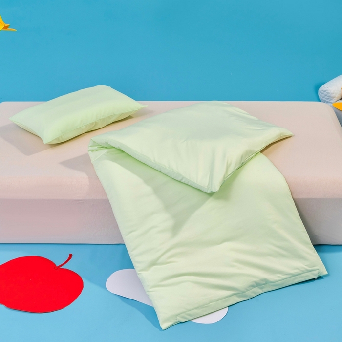 91家纺网 家纺一手货源 找家纺 喜多兔儿童家纺 2025新款小梦幻纯棉针织棉紧密纺绣花幼儿园被子三件套 绿色梦幻魔法小猫咪