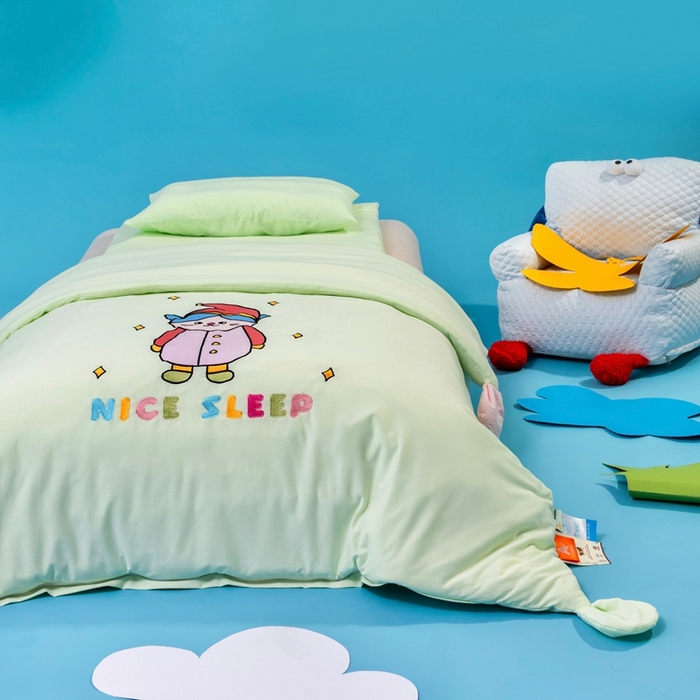 91家纺网 家纺一手货源 找家纺 喜多兔儿童家纺 2025新款小梦幻纯棉针织棉紧密纺绣花幼儿园被子三件套 绿色梦幻魔法小猫咪