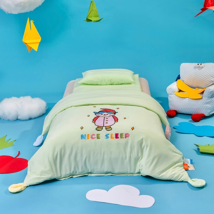 91家纺网 家纺一手货源 找家纺 喜多兔儿童家纺 2025新款小梦幻纯棉针织棉紧密纺绣花幼儿园被子三件套 绿色梦幻魔法小猫咪