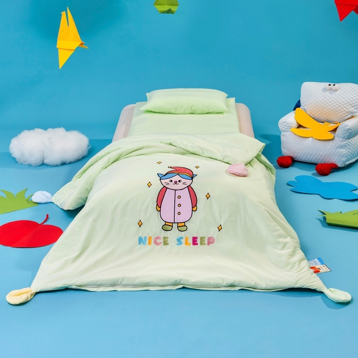 91家纺网 家纺一手货源 找家纺 喜多兔儿童家纺 2025新款小梦幻纯棉针织棉紧密纺绣花幼儿园被子三件套 绿色梦幻魔法小猫咪