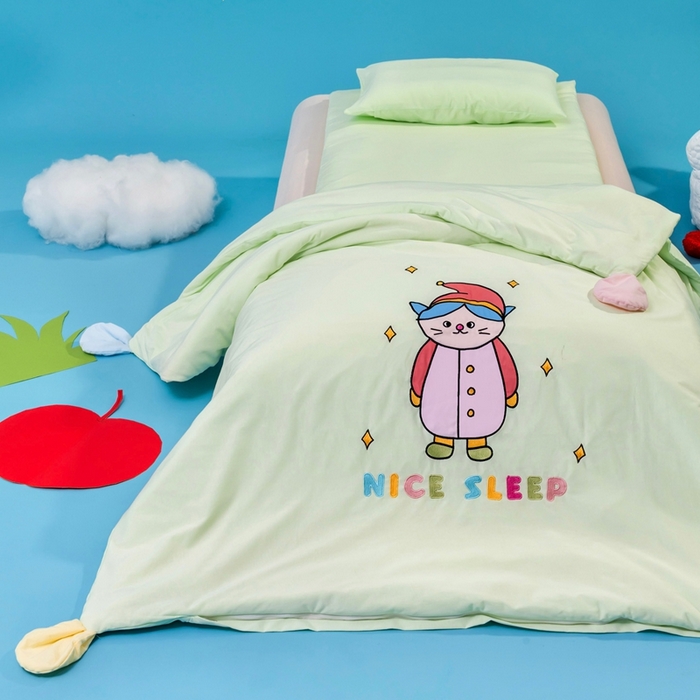 91家纺网 家纺一手货源 找家纺 喜多兔儿童家纺 2025新款小梦幻纯棉针织棉紧密纺绣花幼儿园被子三件套 绿色梦幻魔法小猫咪