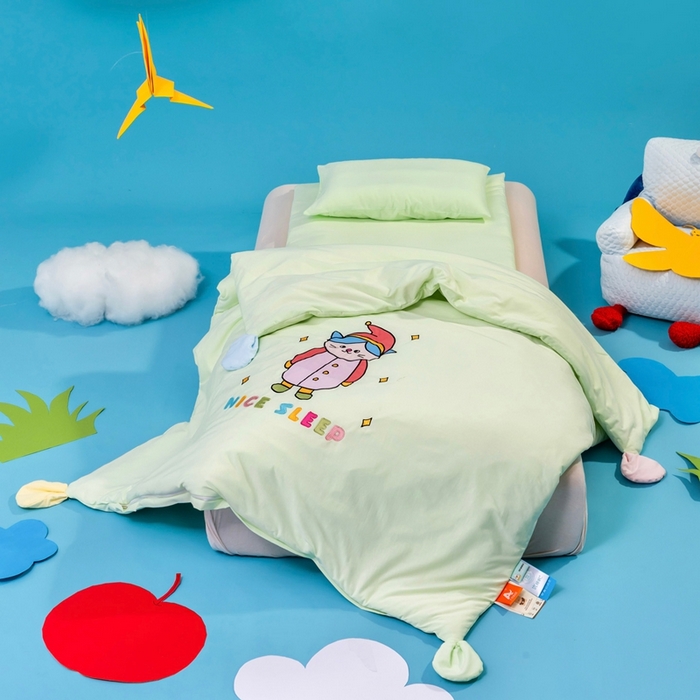 91家纺网 家纺一手货源 找家纺 喜多兔儿童家纺 2025新款小梦幻纯棉针织棉紧密纺绣花幼儿园被子三件套 绿色梦幻魔法小猫咪
