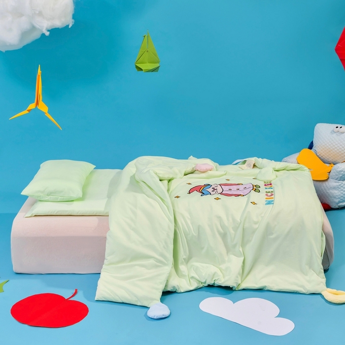 91家纺网 家纺一手货源 找家纺 喜多兔儿童家纺 2025新款小梦幻纯棉针织棉紧密纺绣花幼儿园被子三件套 绿色梦幻魔法小猫咪