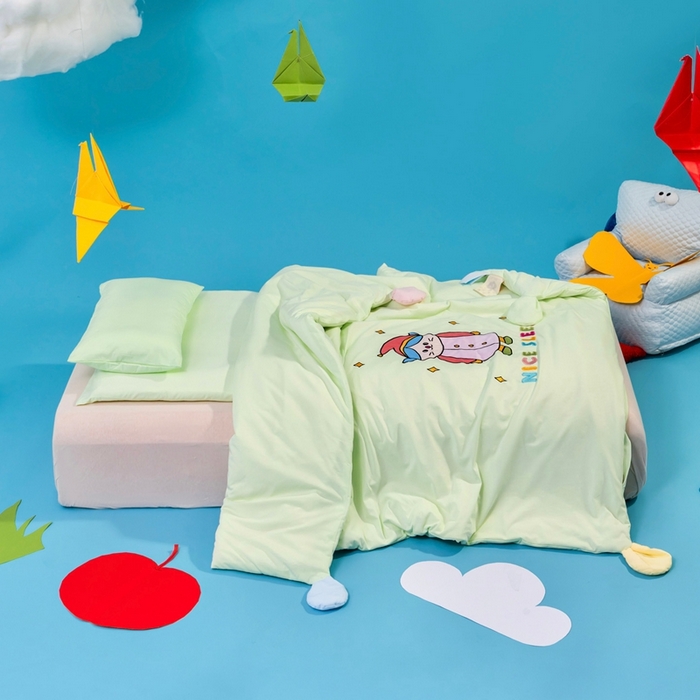 91家纺网 家纺一手货源 找家纺 喜多兔儿童家纺 2025新款小梦幻纯棉针织棉紧密纺绣花幼儿园被子三件套 绿色梦幻魔法小猫咪