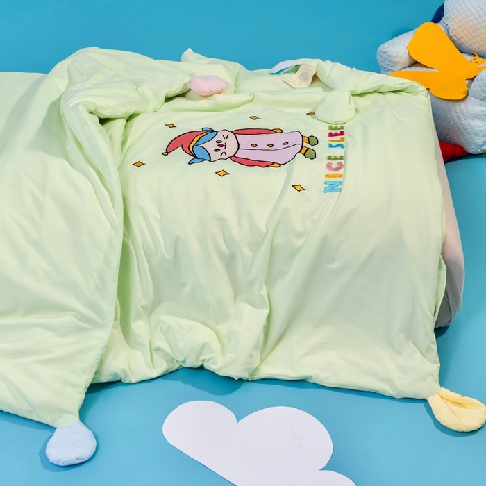 91家纺网 家纺一手货源 找家纺 喜多兔儿童家纺 2025新款小梦幻纯棉针织棉紧密纺绣花幼儿园被子三件套 绿色梦幻魔法小猫咪