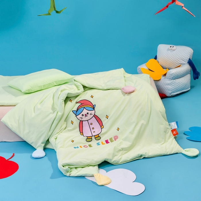 91家纺网 家纺一手货源 找家纺 喜多兔儿童家纺 2025新款小梦幻纯棉针织棉紧密纺绣花幼儿园被子三件套 绿色梦幻魔法小猫咪