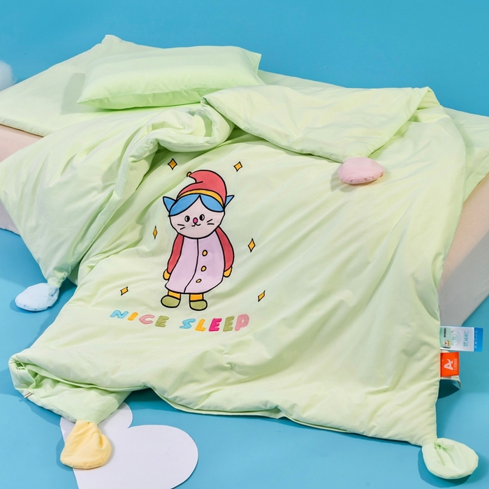 91家纺网 家纺一手货源 找家纺 喜多兔儿童家纺 2025新款小梦幻纯棉针织棉紧密纺绣花幼儿园被子三件套 绿色梦幻魔法小猫咪