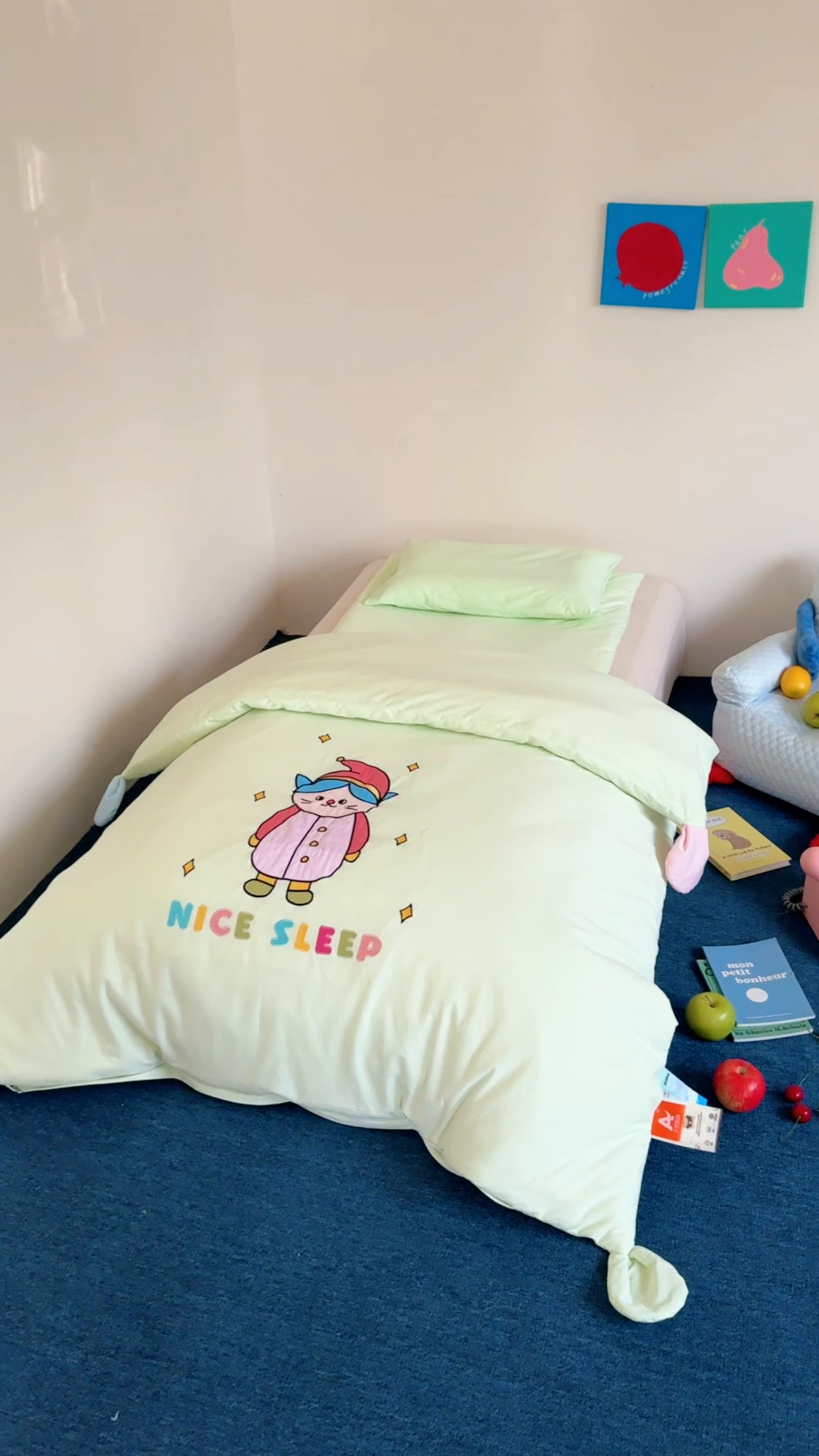 91家纺网 家纺一手货源 找家纺 喜多兔儿童家纺 2025新款小梦幻纯棉针织棉紧密纺绣花幼儿园被子三件套 绿色梦幻魔法小猫咪