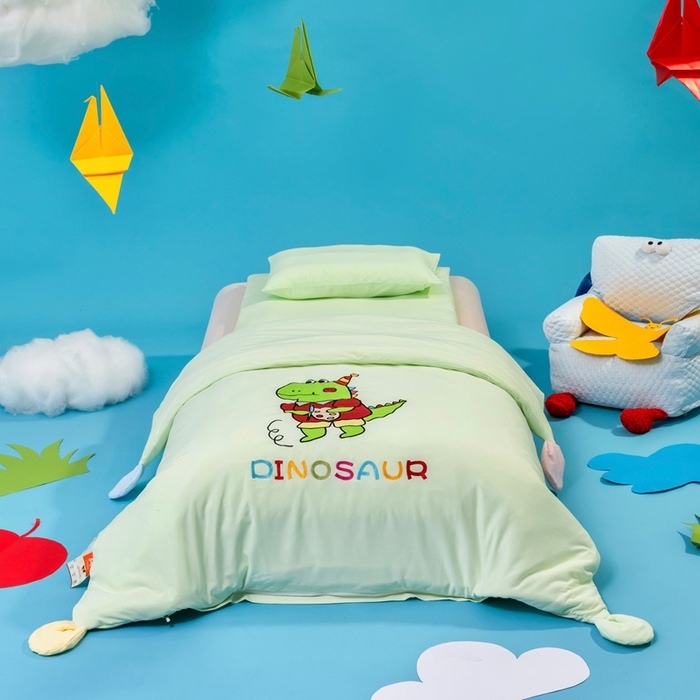 91家纺网 家纺一手货源 找家纺 喜多兔儿童家纺 2025新款小梦幻纯棉针织棉紧密纺绣花幼儿园被子三件套 绿色梦幻小恐龙