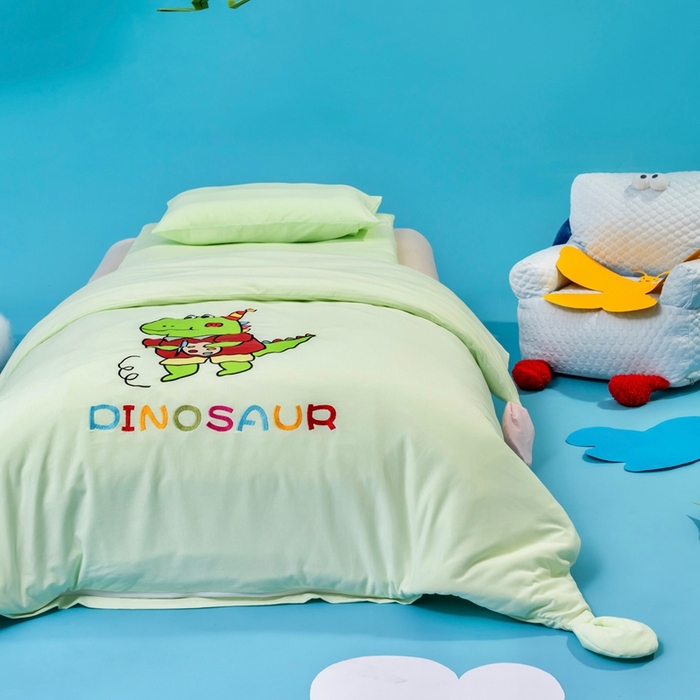 91家纺网 家纺一手货源 找家纺 喜多兔儿童家纺 2025新款小梦幻纯棉针织棉紧密纺绣花幼儿园被子三件套 绿色梦幻小恐龙
