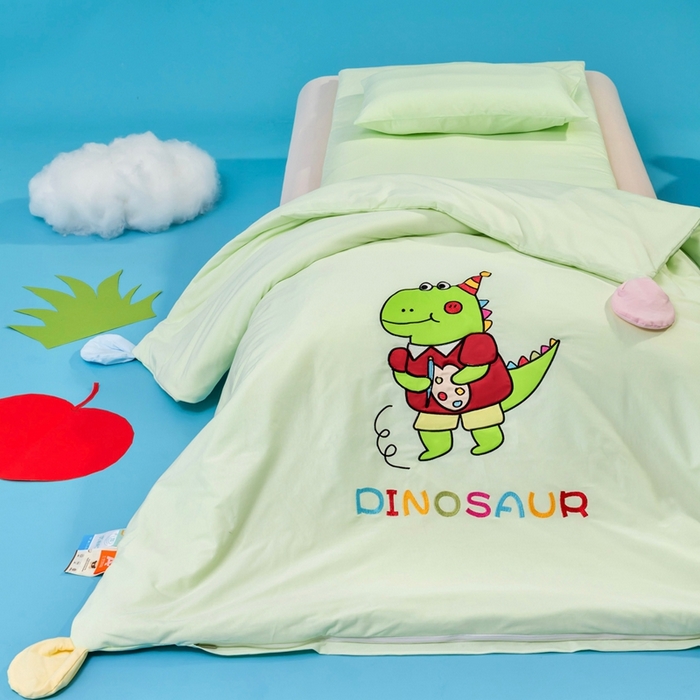 91家纺网 家纺一手货源 找家纺 喜多兔儿童家纺 2025新款小梦幻纯棉针织棉紧密纺绣花幼儿园被子三件套 绿色梦幻小恐龙