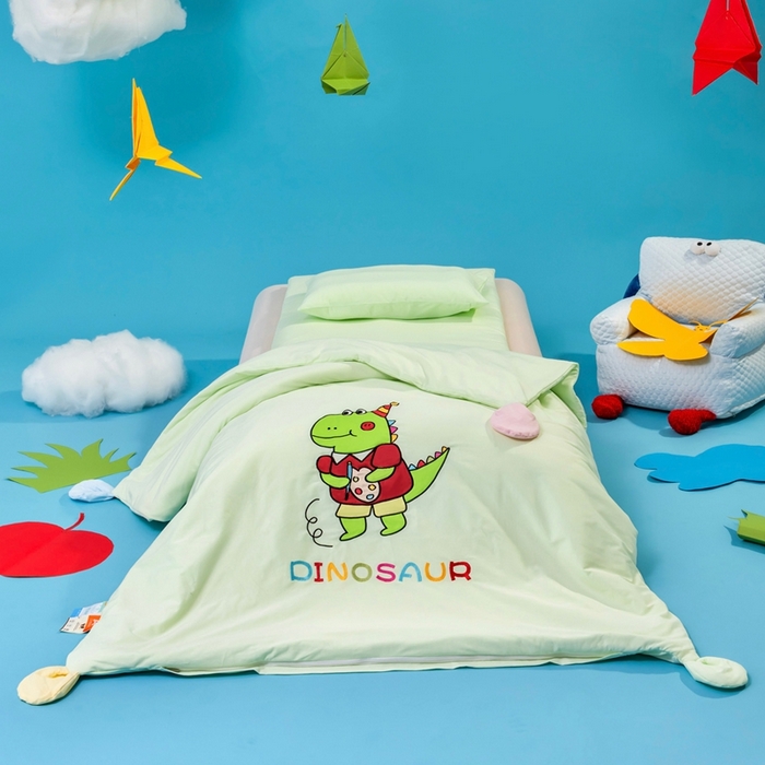 91家纺网 家纺一手货源 找家纺 喜多兔儿童家纺 2025新款小梦幻纯棉针织棉紧密纺绣花幼儿园被子三件套 绿色梦幻小恐龙