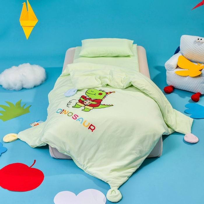 91家纺网 家纺一手货源 找家纺 喜多兔儿童家纺 2025新款小梦幻纯棉针织棉紧密纺绣花幼儿园被子三件套 绿色梦幻小恐龙