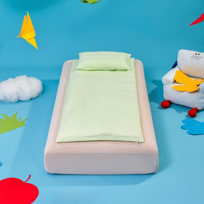 91家纺网 家纺一手货源 找家纺 喜多兔儿童家纺 2025新款小梦幻纯棉针织棉紧密纺绣花幼儿园被子三件套 绿色梦幻小恐龙