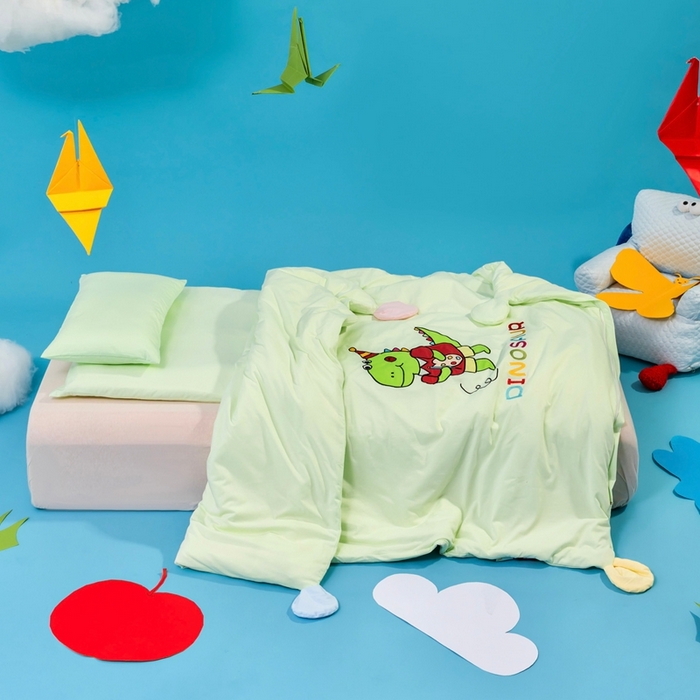 91家纺网 家纺一手货源 找家纺 喜多兔儿童家纺 2025新款小梦幻纯棉针织棉紧密纺绣花幼儿园被子三件套 绿色梦幻小恐龙