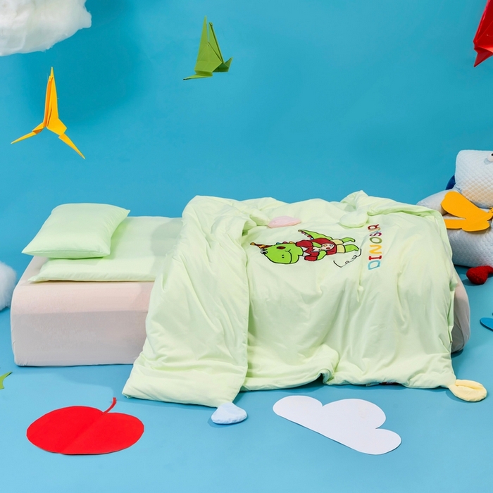 91家纺网 家纺一手货源 找家纺 喜多兔儿童家纺 2025新款小梦幻纯棉针织棉紧密纺绣花幼儿园被子三件套 绿色梦幻小恐龙