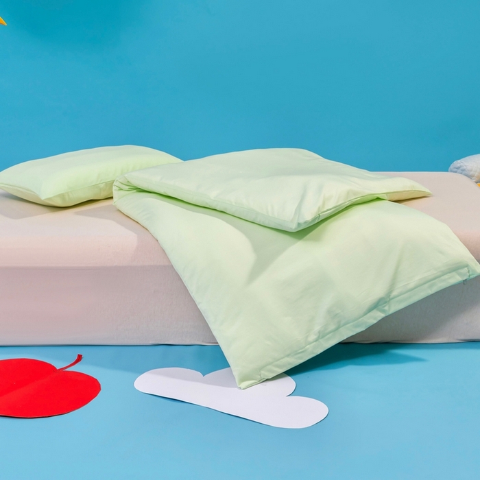 91家纺网 家纺一手货源 找家纺 喜多兔儿童家纺 2025新款小梦幻纯棉针织棉紧密纺绣花幼儿园被子三件套 绿色梦幻小恐龙