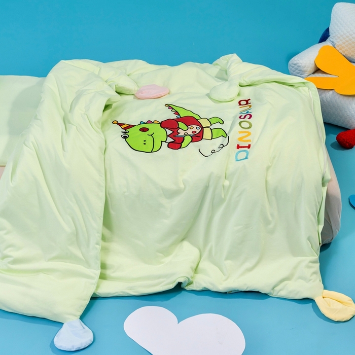 91家纺网 家纺一手货源 找家纺 喜多兔儿童家纺 2025新款小梦幻纯棉针织棉紧密纺绣花幼儿园被子三件套 绿色梦幻小恐龙