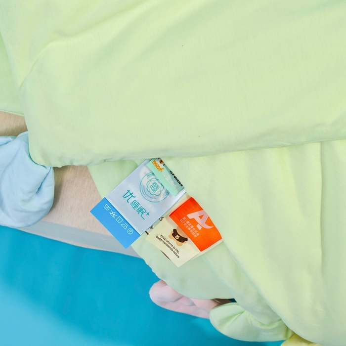 91家纺网 家纺一手货源 找家纺 喜多兔儿童家纺 2025新款小梦幻纯棉针织棉紧密纺绣花幼儿园被子三件套 绿色梦幻小恐龙