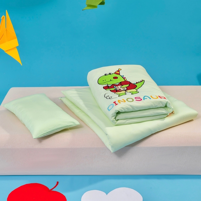 91家纺网 家纺一手货源 找家纺 喜多兔儿童家纺 2025新款小梦幻纯棉针织棉紧密纺绣花幼儿园被子三件套 绿色梦幻小恐龙