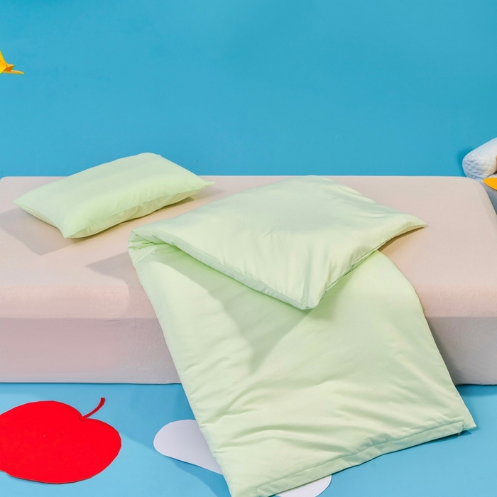 91家纺网 家纺一手货源 找家纺 喜多兔儿童家纺 2025新款小梦幻纯棉针织棉紧密纺绣花幼儿园被子三件套 绿色梦幻小恐龙