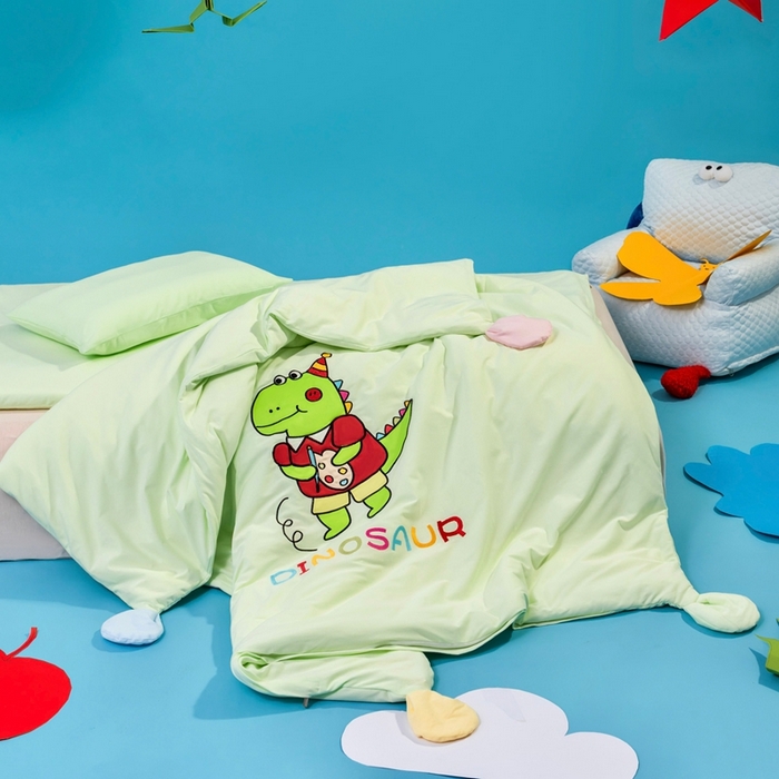 91家纺网 家纺一手货源 找家纺 喜多兔儿童家纺 2025新款小梦幻纯棉针织棉紧密纺绣花幼儿园被子三件套 绿色梦幻小恐龙