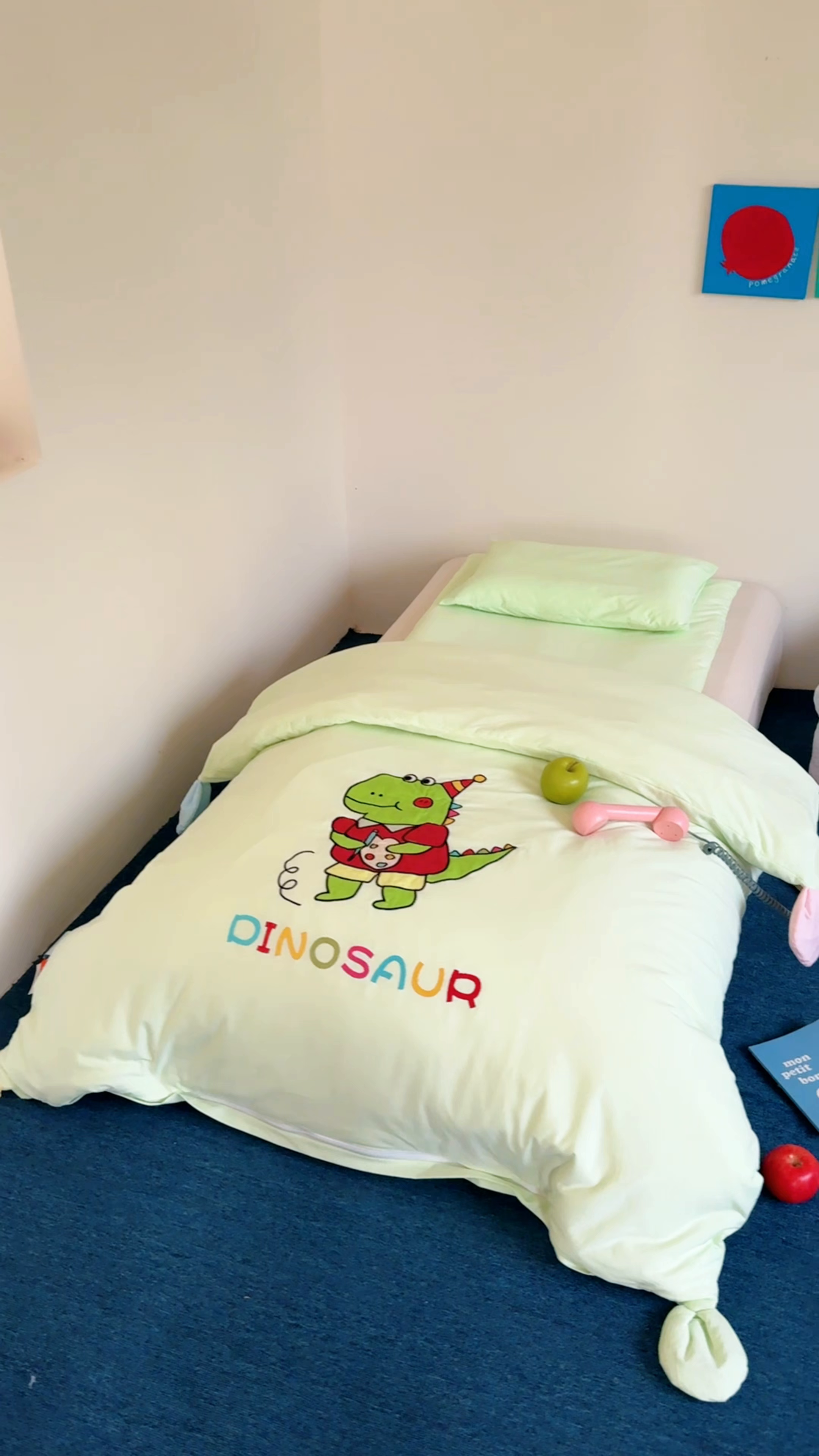 91家纺网 家纺一手货源 找家纺 喜多兔儿童家纺 2025新款小梦幻纯棉针织棉紧密纺绣花幼儿园被子三件套 绿色梦幻小恐龙