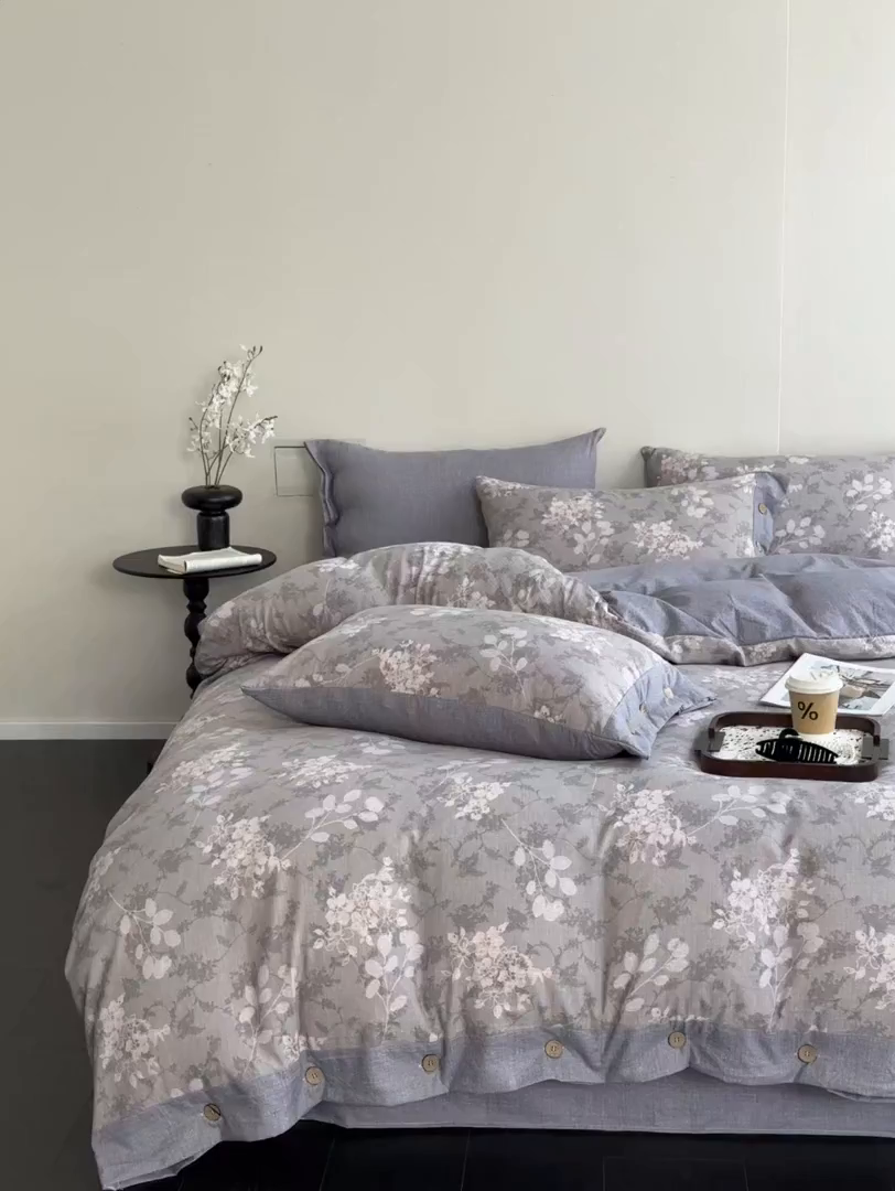 91家纺网 家纺一手货源 找家纺 漫仙阁家纺 2025秋冬新品加厚高克重复古风双层纱印花四件套 曼妙花园-灰