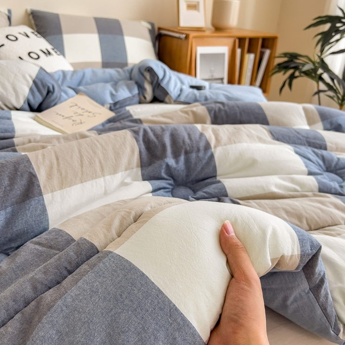 91家纺网 家纺一手货源 找家纺 宝士康家纺 2025新品10A抗菌无印风学生季春秋被/被芯/跨境/外贸 深蓝大格