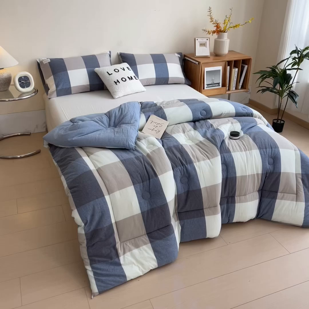 91家纺网 家纺一手货源 找家纺 宝士康家纺 2025新品10A抗菌无印风学生季春秋被/被芯/跨境/外贸 深蓝大格