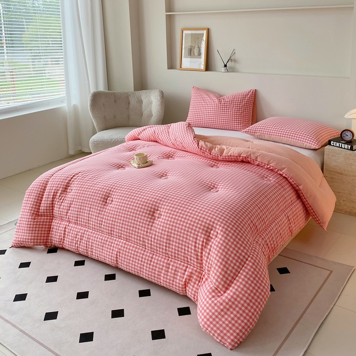 91家纺网 家纺一手货源 找家纺 宝士康家纺 2025新品10A抗菌无印风学生季春秋被/被芯/跨境/外贸 粉小格