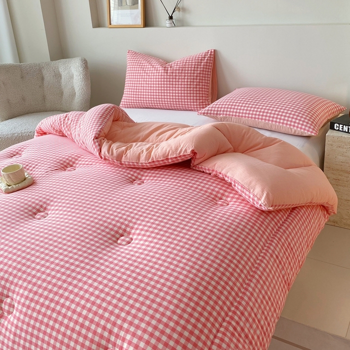 91家纺网 家纺一手货源 找家纺 宝士康家纺 2025新品10A抗菌无印风学生季春秋被/被芯/跨境/外贸 粉小格