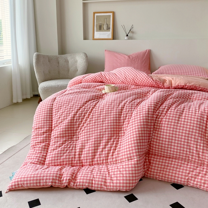 91家纺网 家纺一手货源 找家纺 宝士康家纺 2025新品10A抗菌无印风学生季春秋被/被芯/跨境/外贸 粉小格