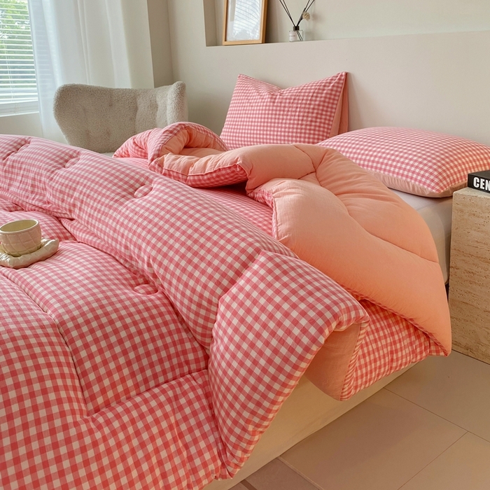 91家纺网 家纺一手货源 找家纺 宝士康家纺 2025新品10A抗菌无印风学生季春秋被/被芯/跨境/外贸 粉小格