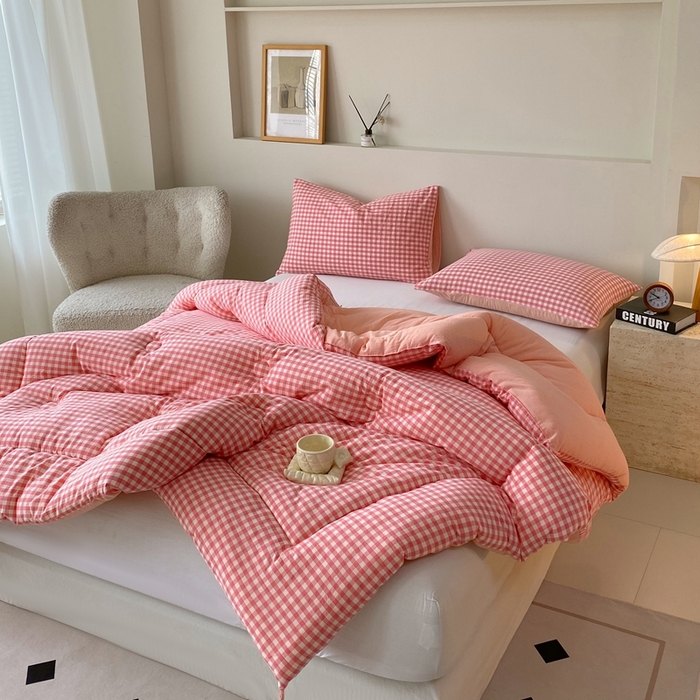 91家纺网 家纺一手货源 找家纺 宝士康家纺 2025新品10A抗菌无印风学生季春秋被/被芯/跨境/外贸 粉小格