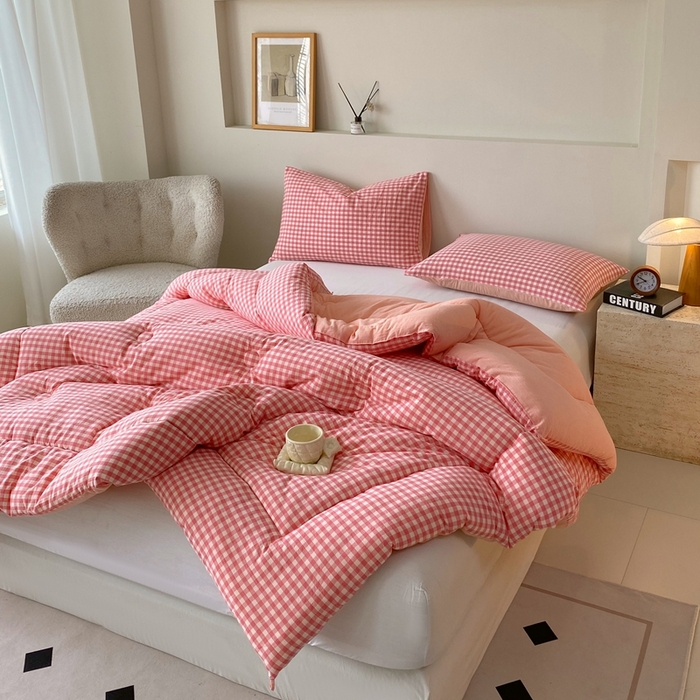 91家纺网 家纺一手货源 找家纺 宝士康家纺 2025新品10A抗菌无印风学生季春秋被/被芯/跨境/外贸 粉小格