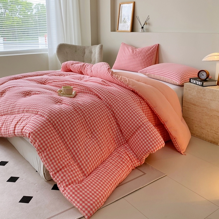 91家纺网 家纺一手货源 找家纺 宝士康家纺 2025新品10A抗菌无印风学生季春秋被/被芯/跨境/外贸 粉小格