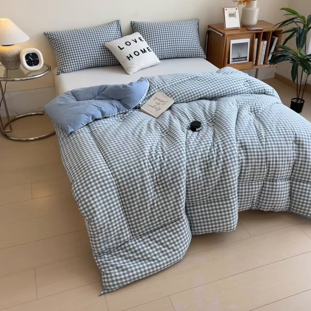 91家纺网 家纺一手货源 找家纺 宝士康家纺 2025新品10A抗菌无印风学生季春秋被/被芯/跨境/外贸 天蓝小格