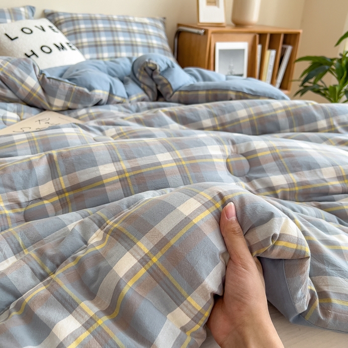 91家纺网 家纺一手货源 找家纺 宝士康家纺 2025新品10A抗菌无印风学生季春秋被/被芯/跨境/外贸 天蓝中格