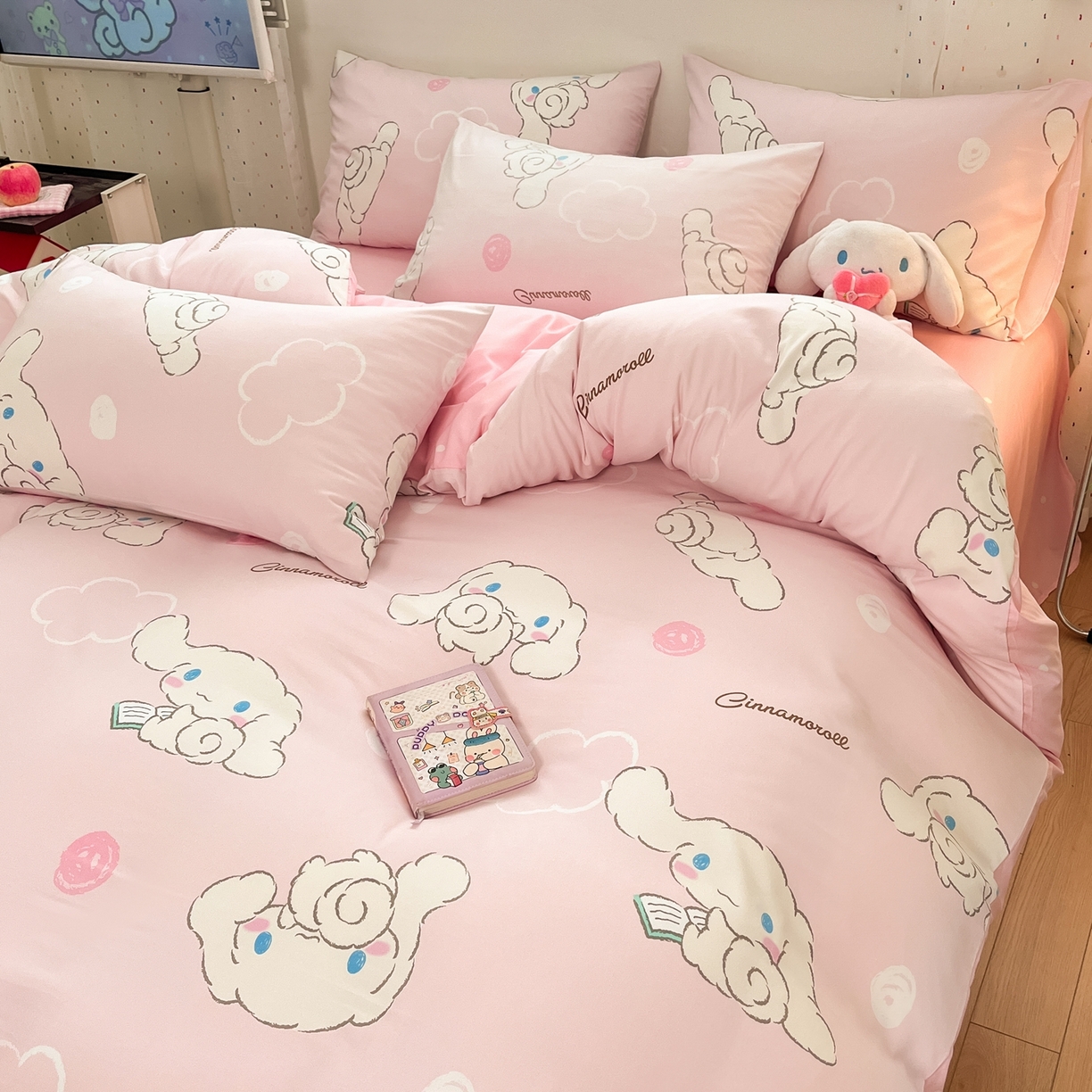 91家纺网 家纺一手货源 找家纺 海岛哥哥 2025学生季新款超柔云朵棉正版三丽鸥四件套第二批-大床图 三丽鸥-软萌玉桂狗粉
